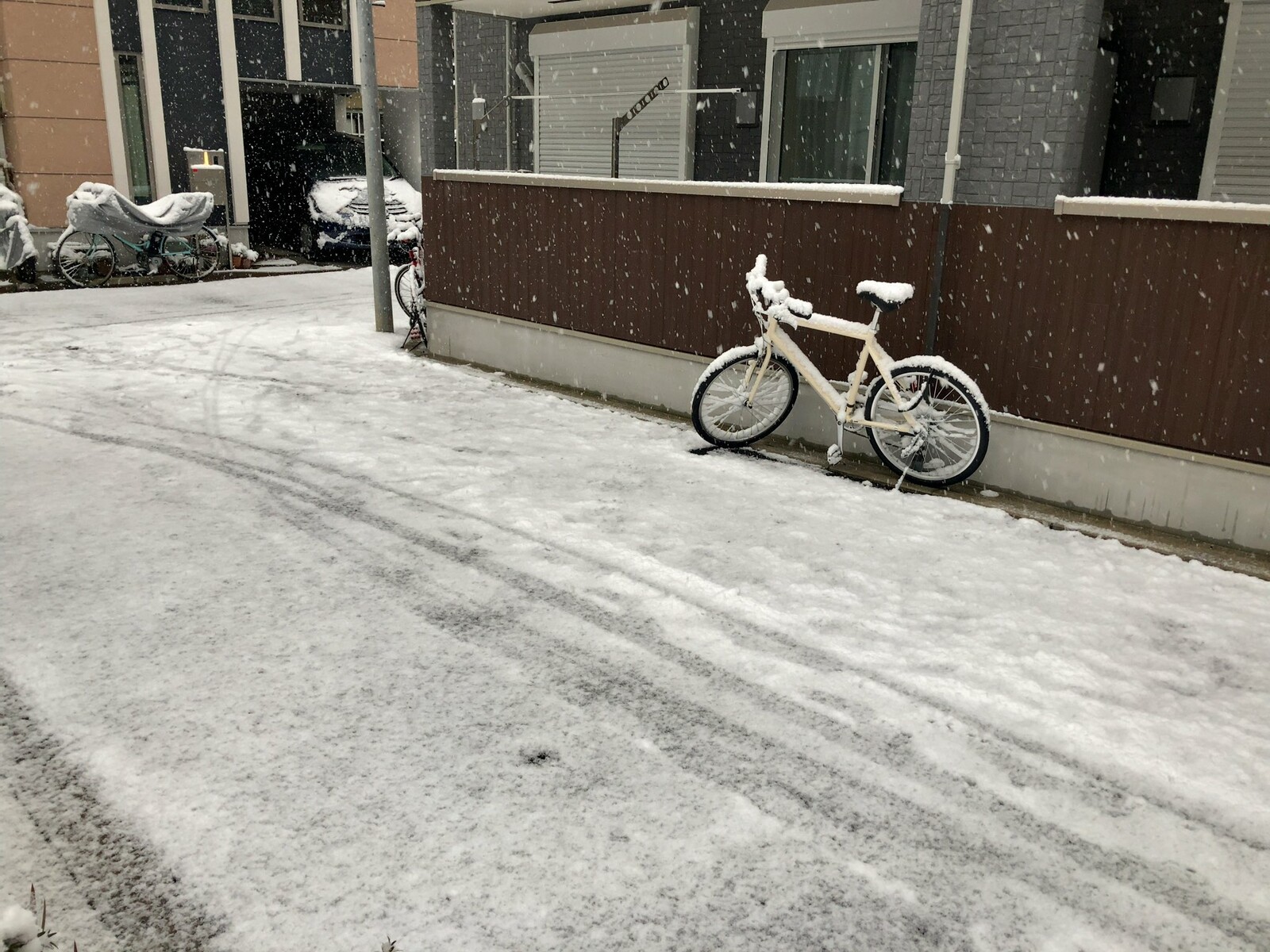 自宅前の道に積もった雪の様子の写真