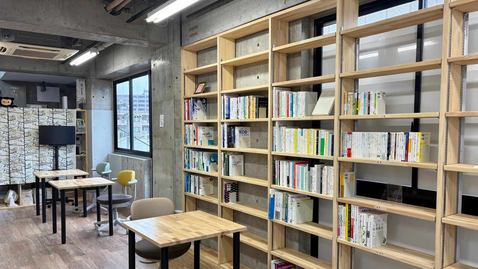 ๆ่กๆธใฉใคใใฉใชใผใฎไธญใฎๆงๅญใฎๅ็