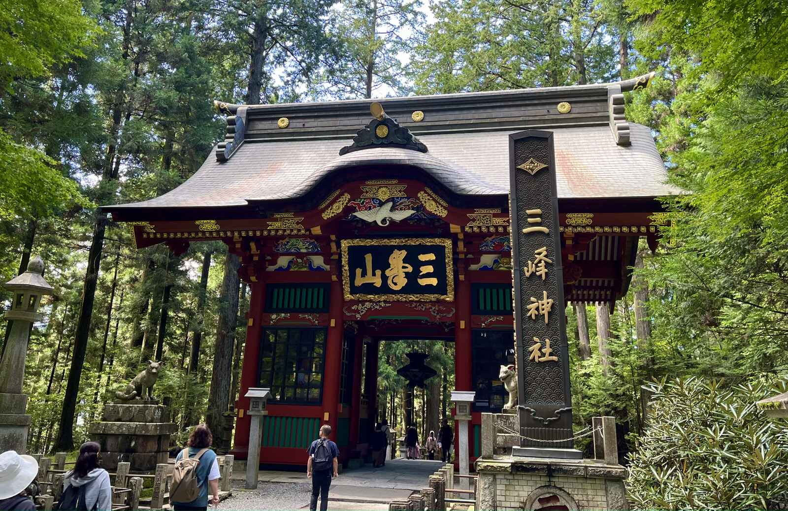 三峯神社の隨神門の写真
