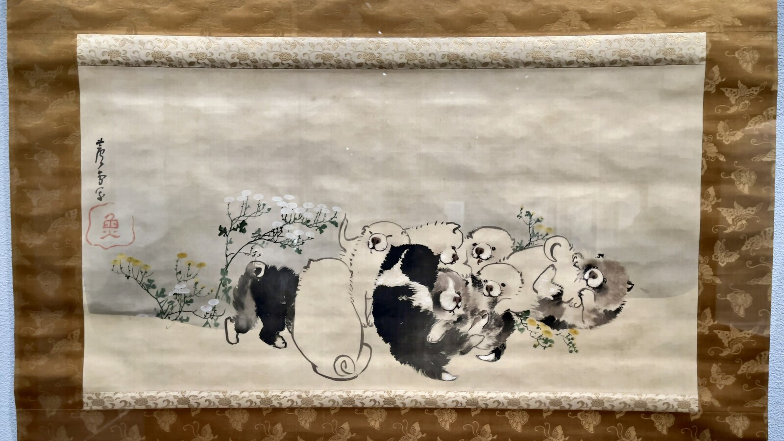 長沢芦雪の 《菊花子犬図》の写真