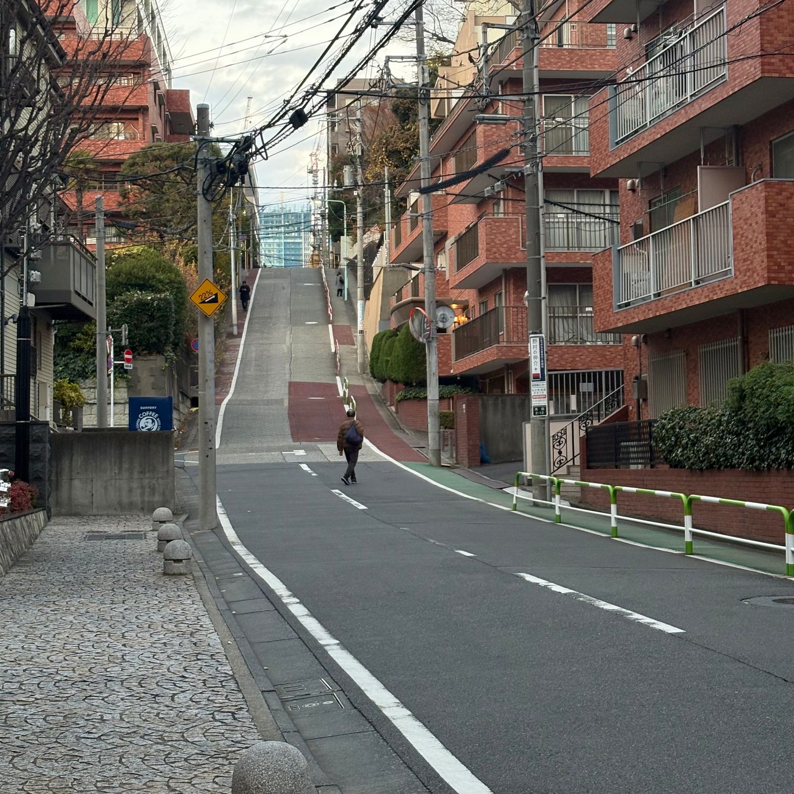 のぞき坂を下から見た写真。急なので坂の上の様子がわからない