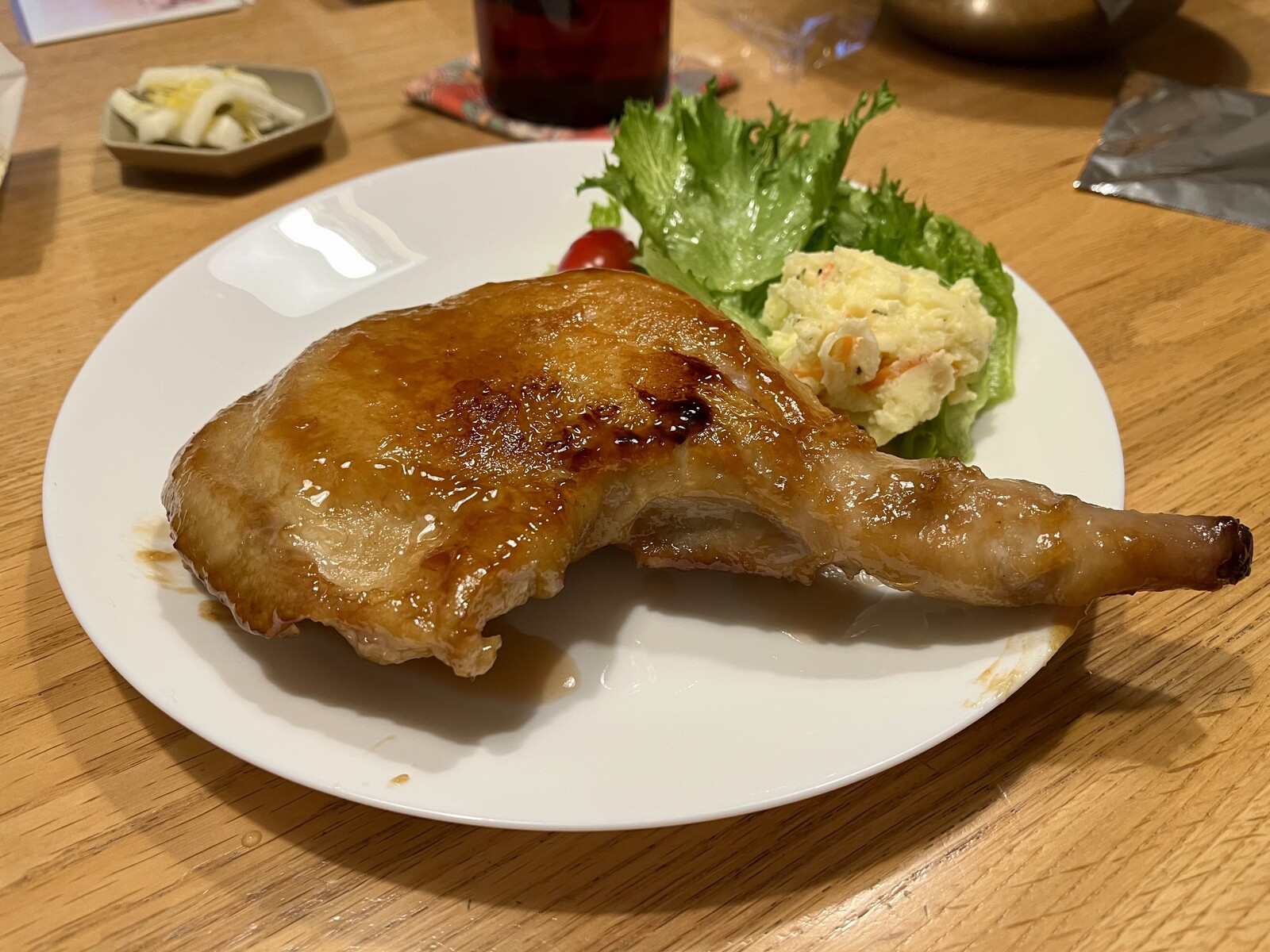 鶏の骨付きモモ肉の照り焼きの写真