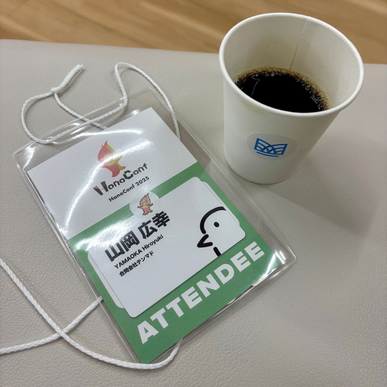 Hono Conference 2025の参加証とカケハシさん提供のコーヒー（おいしい）の写真
