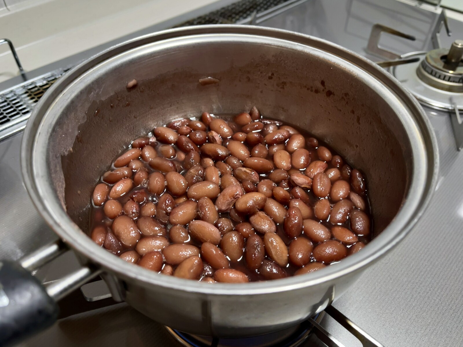 金時豆を煮ている写真
