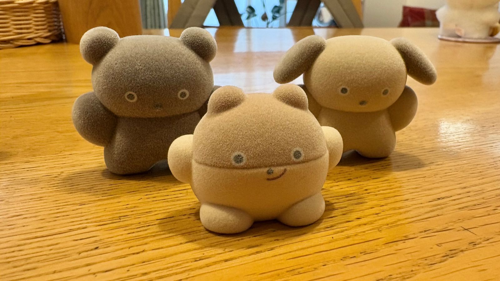 これまでに入手したBUCHAgurumiのフロッキーフィギュアたちの写真。左から「てりやき」「おかか」「おいなり」。