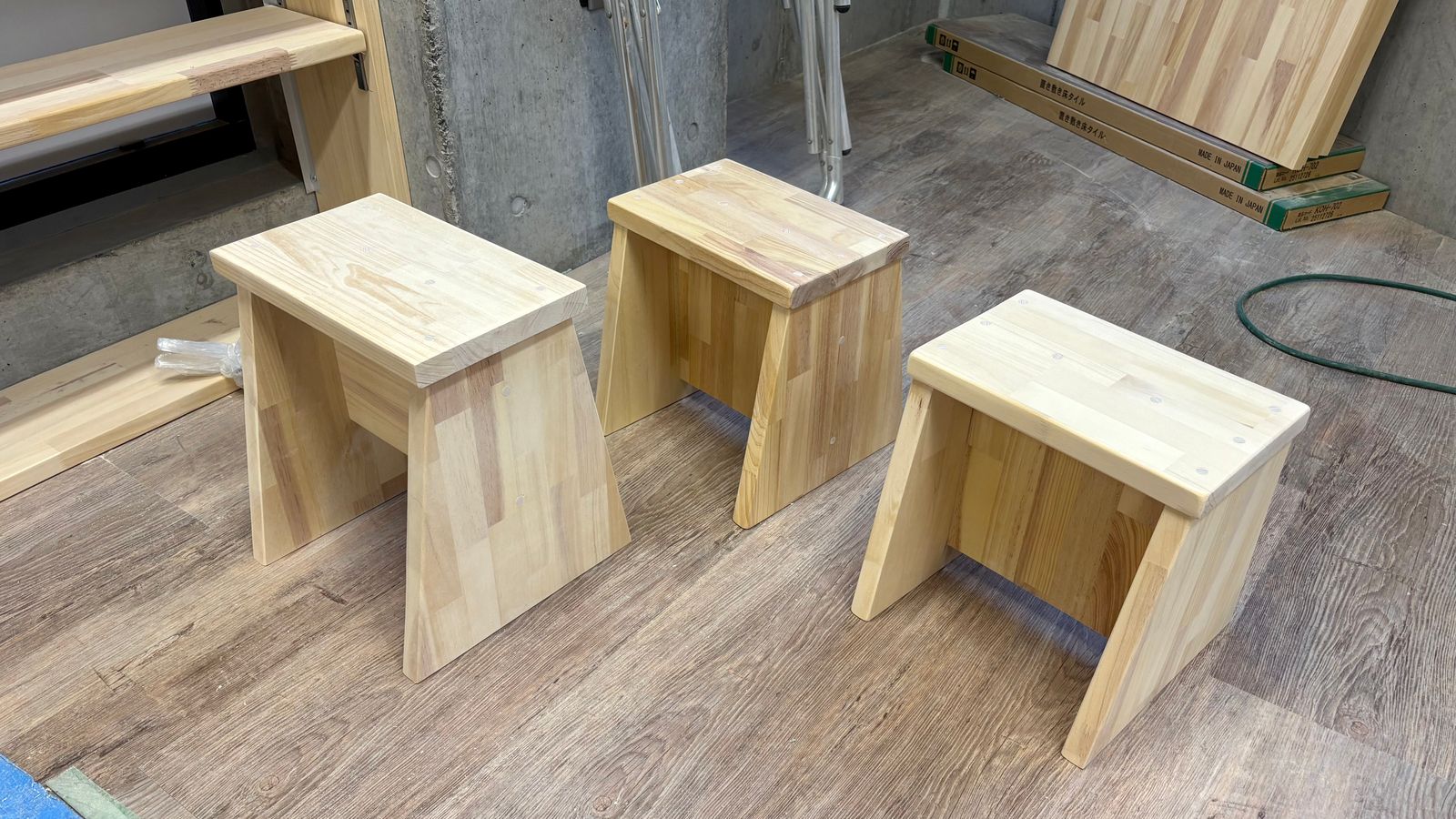 作ってもらった踏み台3つの写真