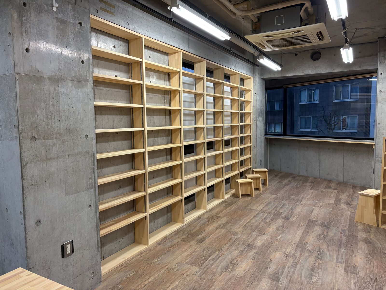 内装工事の終わった技術書ライブラリーの中の写真