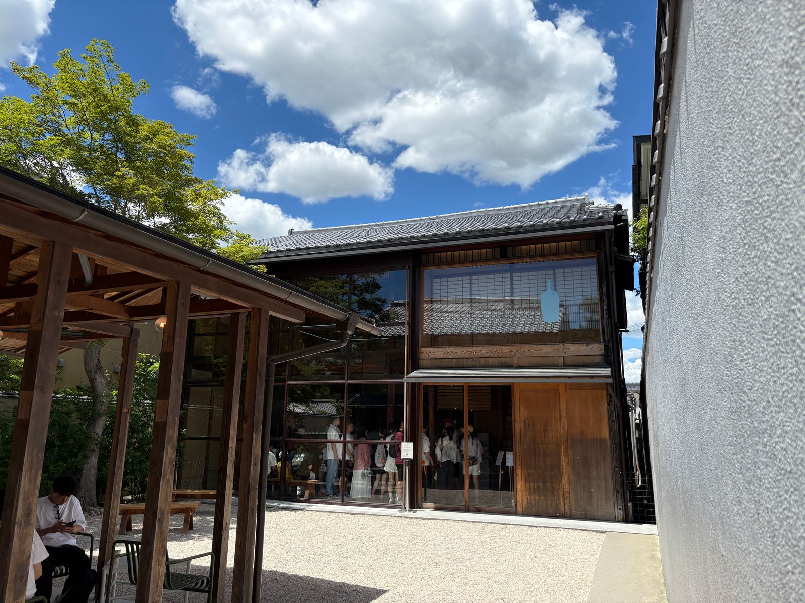 南禅寺の門前にあるブルーボトルコーヒーの建物の写真