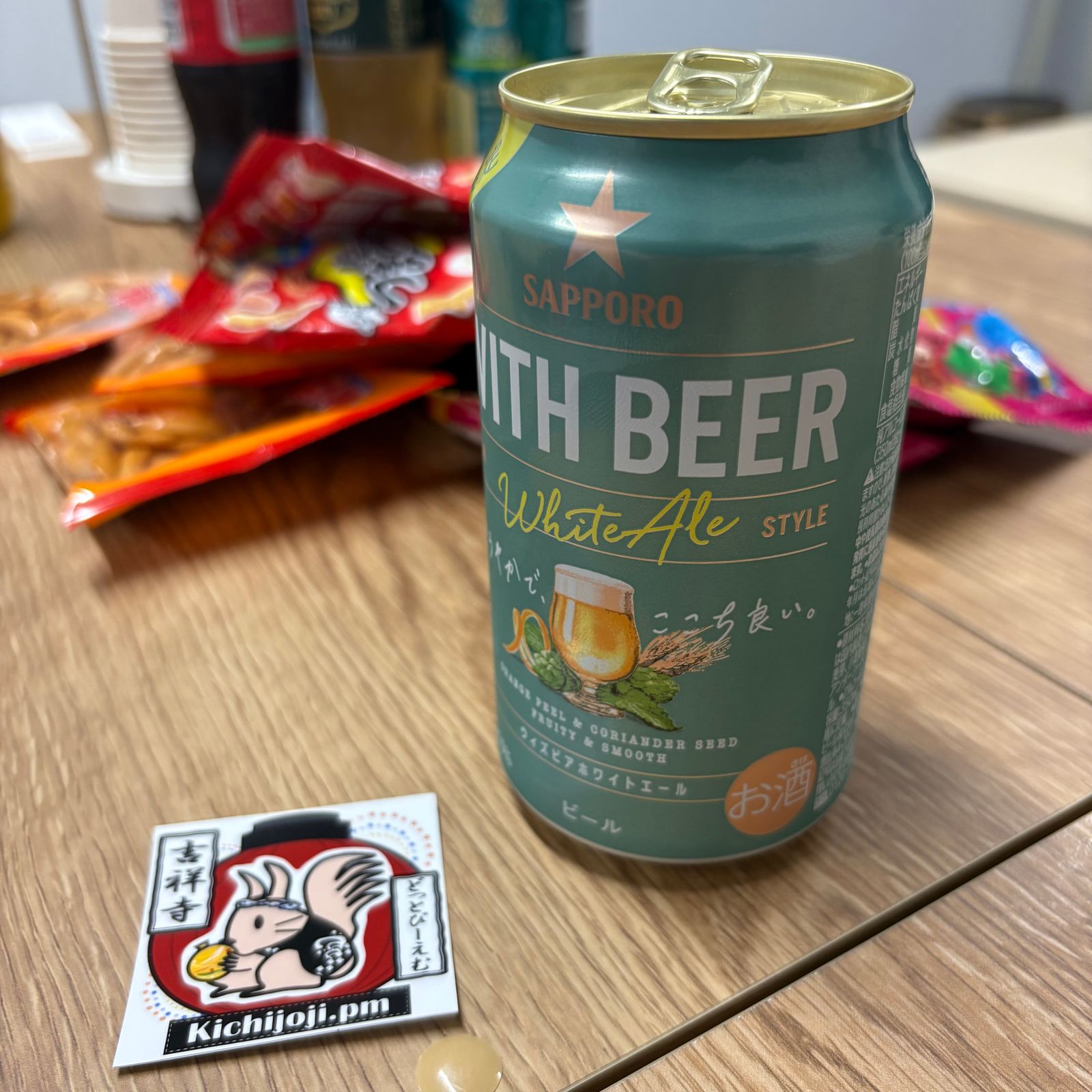イベントで提供したビールと、いただいた吉祥寺.pmのステッカーの写真