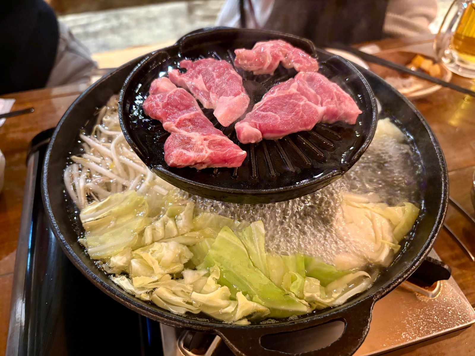 隣のロッジでのジンギスカンの様子の写真