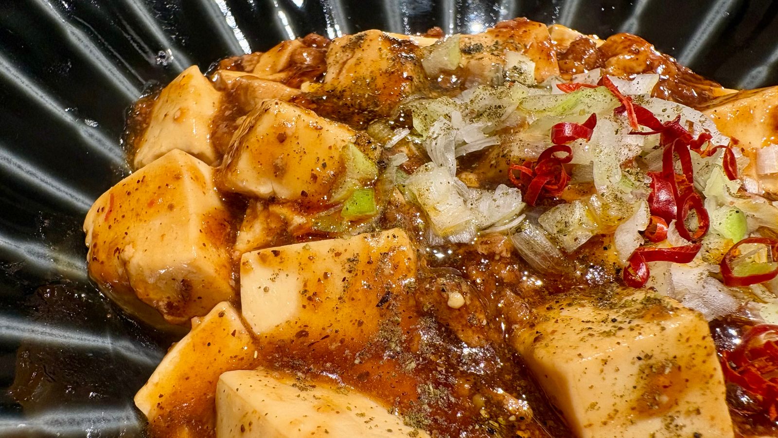 お昼に食べた麻婆麺の写真だけど、麻婆豆腐に麺が隠れている